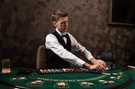 Aplikasi robuxindo di layar ponsel menampilkan kategori sportsbook dan kasino langsung
