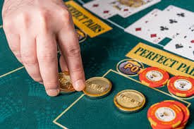Live dealer table di robuxindo dengan streaming multi-camera dari studio profesional